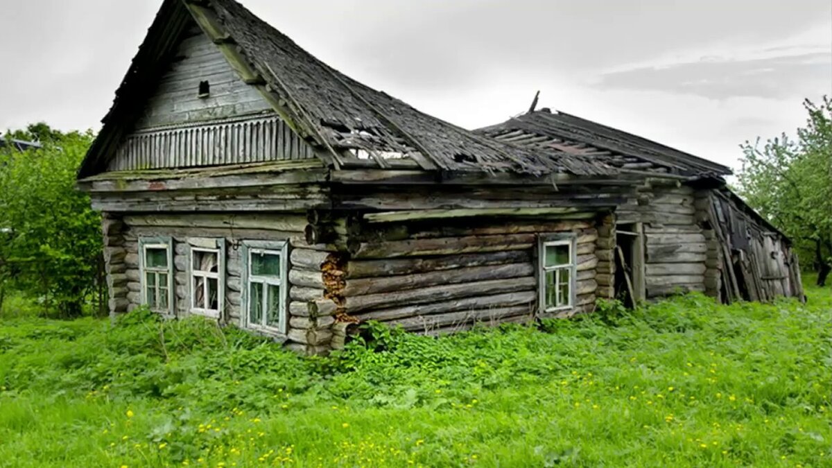 Деревня мысы. Старая изба. Избушка в деревне. Старый деревянный дом.