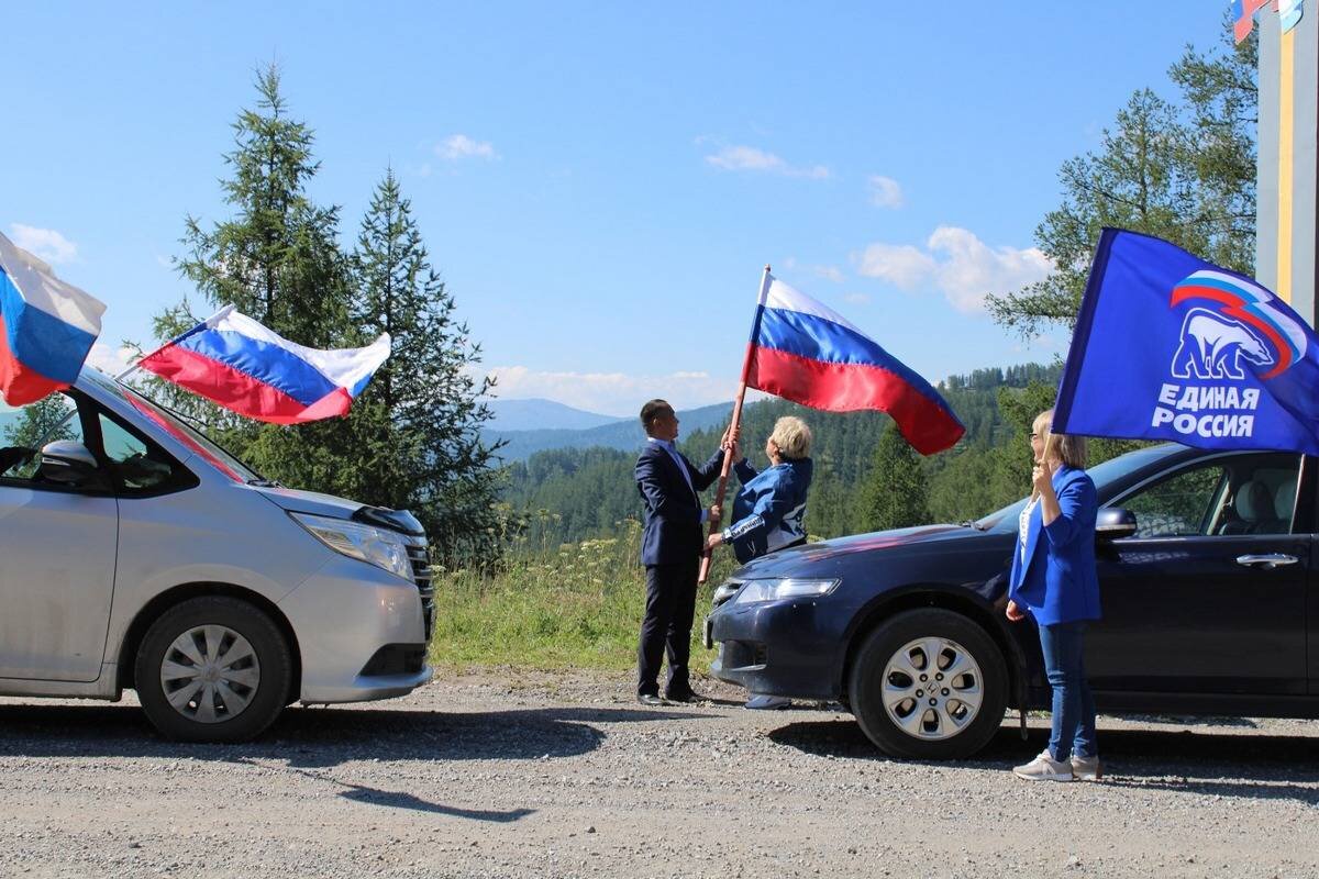 В День флага России на Алтае прошёл масштабный патриотический автопробег |  Звезда Алтая | Дзен