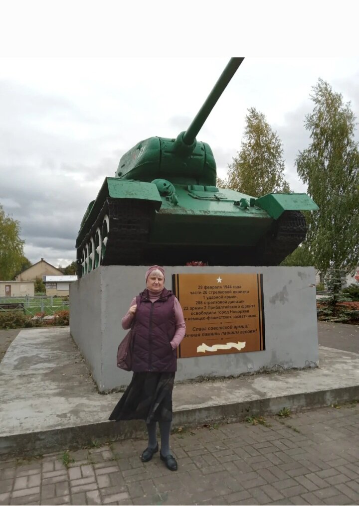 Автор на фото. Этот танк - достопримечательность города НОВОРЖЕВ  Псковской области. А фото прошлого года, в сентябре.