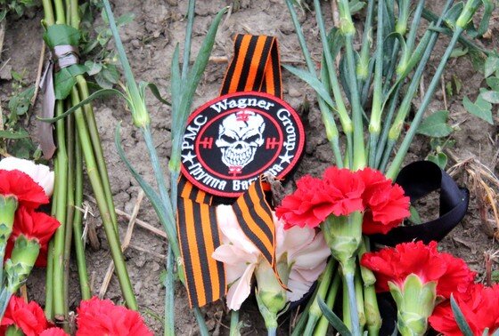    Стихийный мемориал у «Вагнер» центра в Санкт-Петербурге