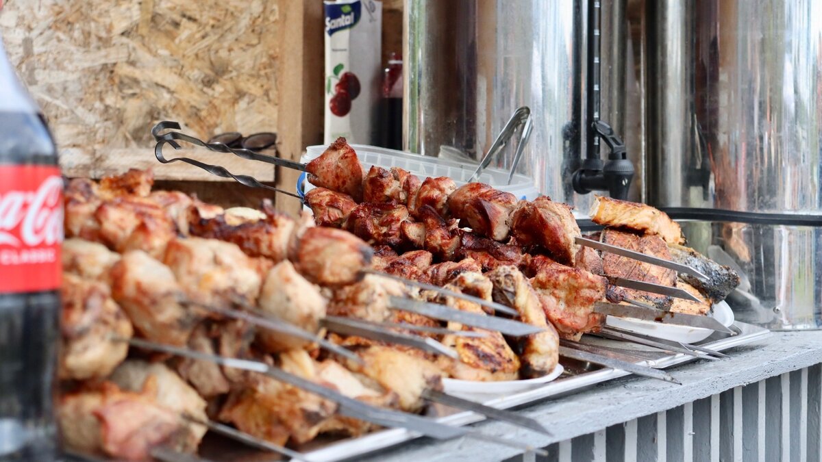     В Казани прошел третий гастрономический фестиваль у Лебяжьего озера. Наслаждаться изобилием вкусов и выступлениями приглашенных артистов гостям пришлось под дождем. На их настроении это не сказалось, однако организаторам все же пришлось сократить программу. Подробнее — в репортаже Inkazan.