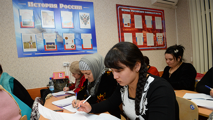 ЕЖЕГОДНО ГРАЖДАНСТВО ПОЛУЧАЮТ (ПОКУПАЮТ?) ОКОЛО 700 ТЫСЯЧ МИГРАНТОВ, БОЛЬШИНСТВО – РАДИ ТОГО, ЧТОБЫ ПРИСОСАТЬСЯ К НАШИМ СОЦИАЛЬНЫМ ПРОГРАММАМ. ФОТО: ЦАРЬГРАД
