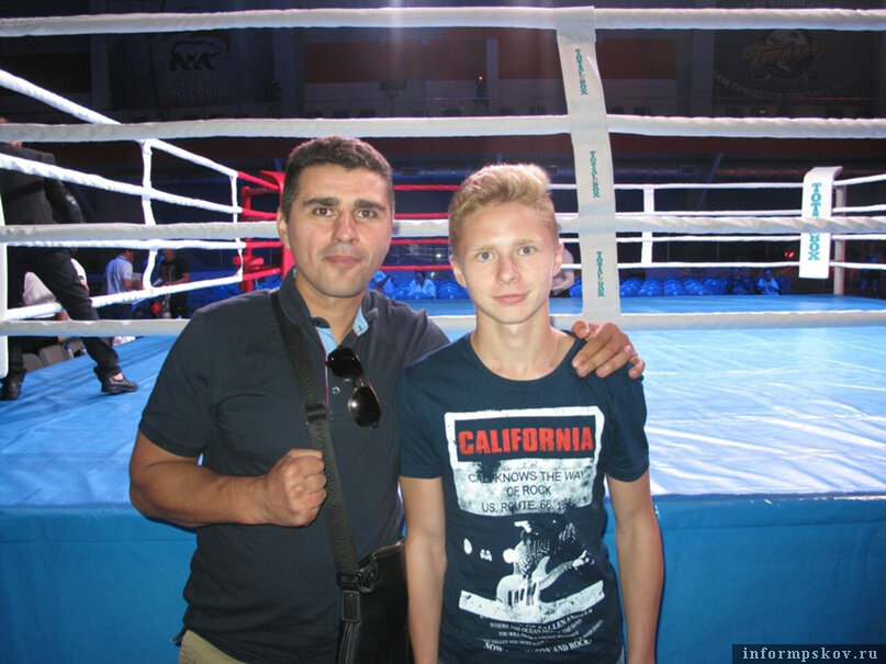 На фото Самир Аль-Араби с сыном