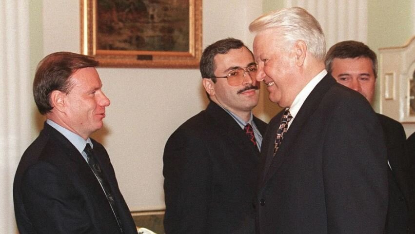 Потанин и Ельцин. На заднем плане Алекперов (иллюстрация из открытых источников)