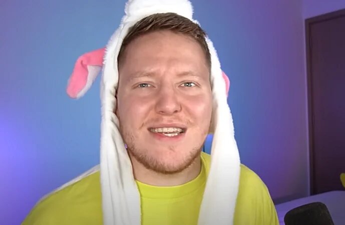 Скриншот видео на YouTube-канале «Поззи» / Видеоблогер Поззи