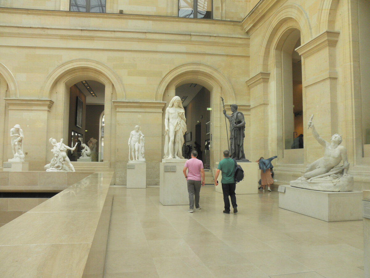 Зал скульптур в Лувре ©AzurevaMarinaBOOKS