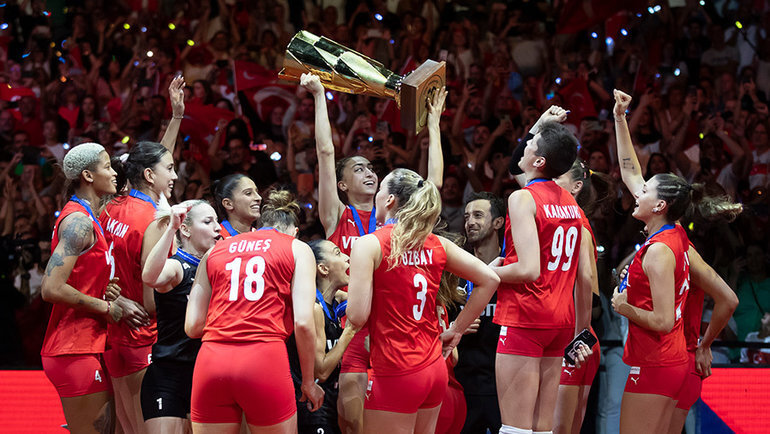    Турецкие волейболистки празднуют победу. Global Look Press