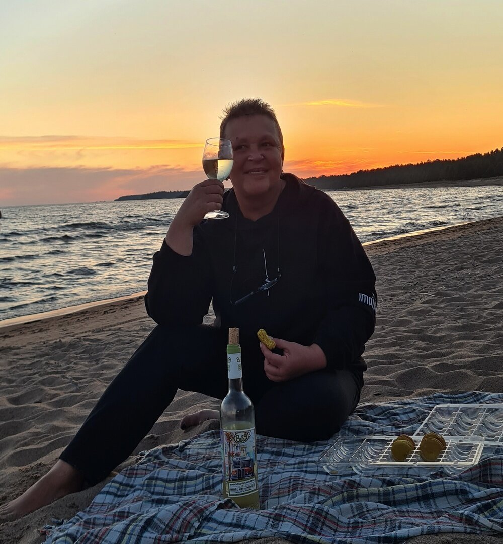 и желательно подходящую к обстановке