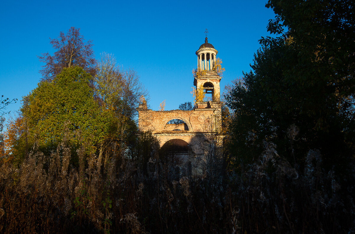 Владимирская церковь в Горницах. Тверская область, Кувшиновский район. Фото автора статьи (листайте галерею, ещё 1 фото). Снимок осени 2021 года, публикуется повторно