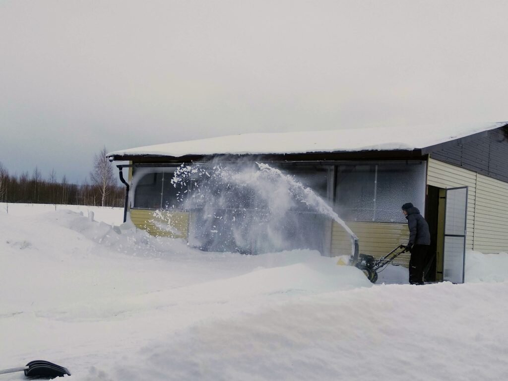 Шести лошадей достаточно, грызёт сугробы выше себя.