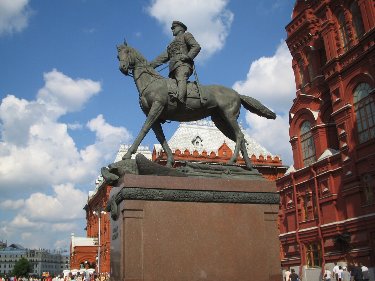 Памятники москвы фото. Памятник маршалу Жукову. Памятник Георгию Жукову в Москве. Памятник маршалу Жукову в Москве на красной площади. Жуков Георгий Константинович памятник в Москве.