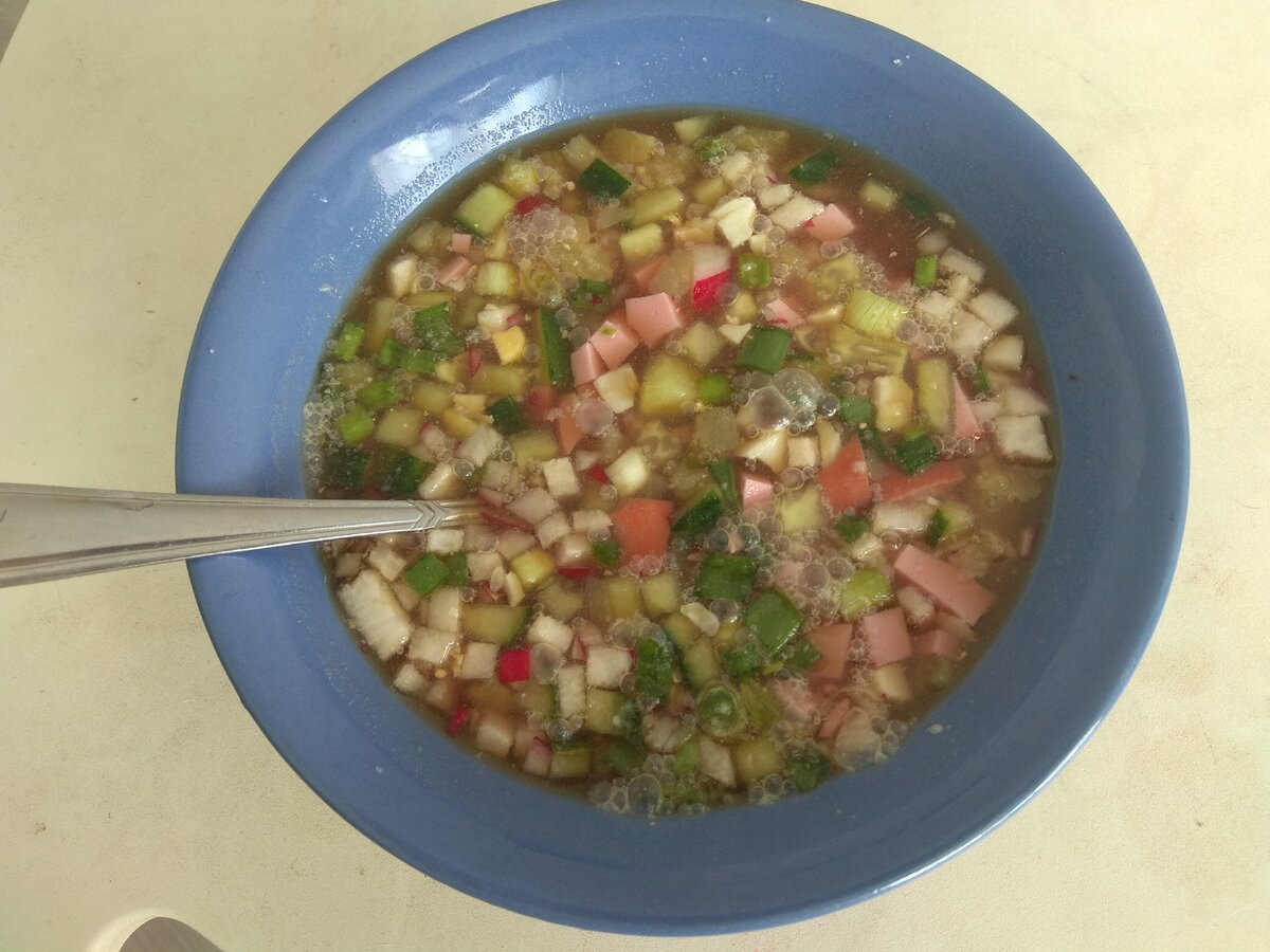 Современная окрошка с колбасой да на квасе