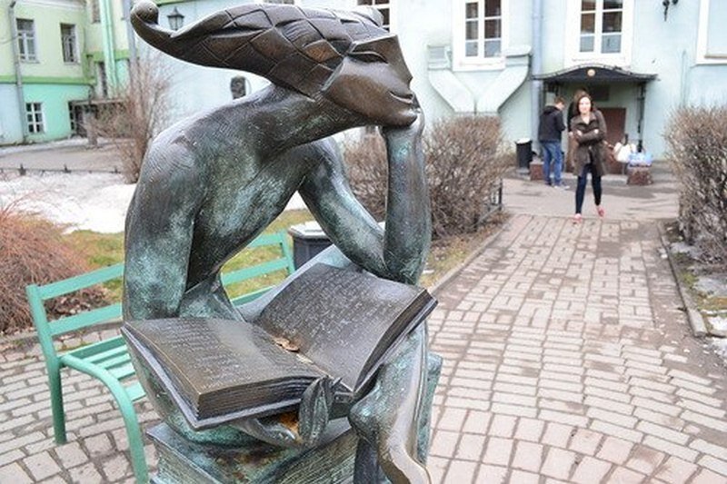 Скульптура "Размышления о Маленьком Принце". Фото: https://wonderhostels.ru/