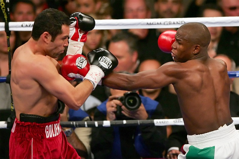 Оскар Де Ла Хойя (слева) против Флойда Мейвейзера