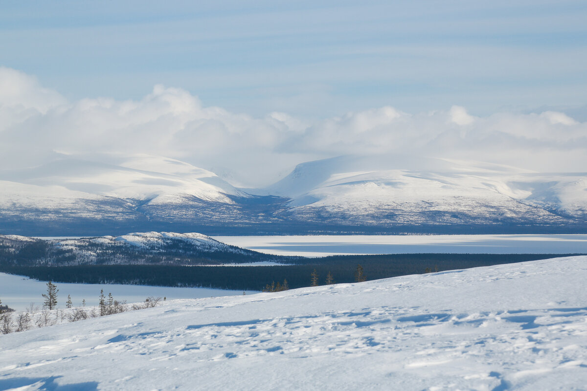 Вид на Ловозёра и долину реки Тавайок