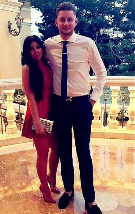 Уилл Хоксворт (24) и подруга Молли Бини (оба на фото)(25) поехали домой из супермаркета, в тот момент когда искры начали вылетать из его кармана