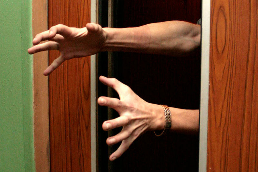 Застряли в лифте между третьем и четвёртым этажом.