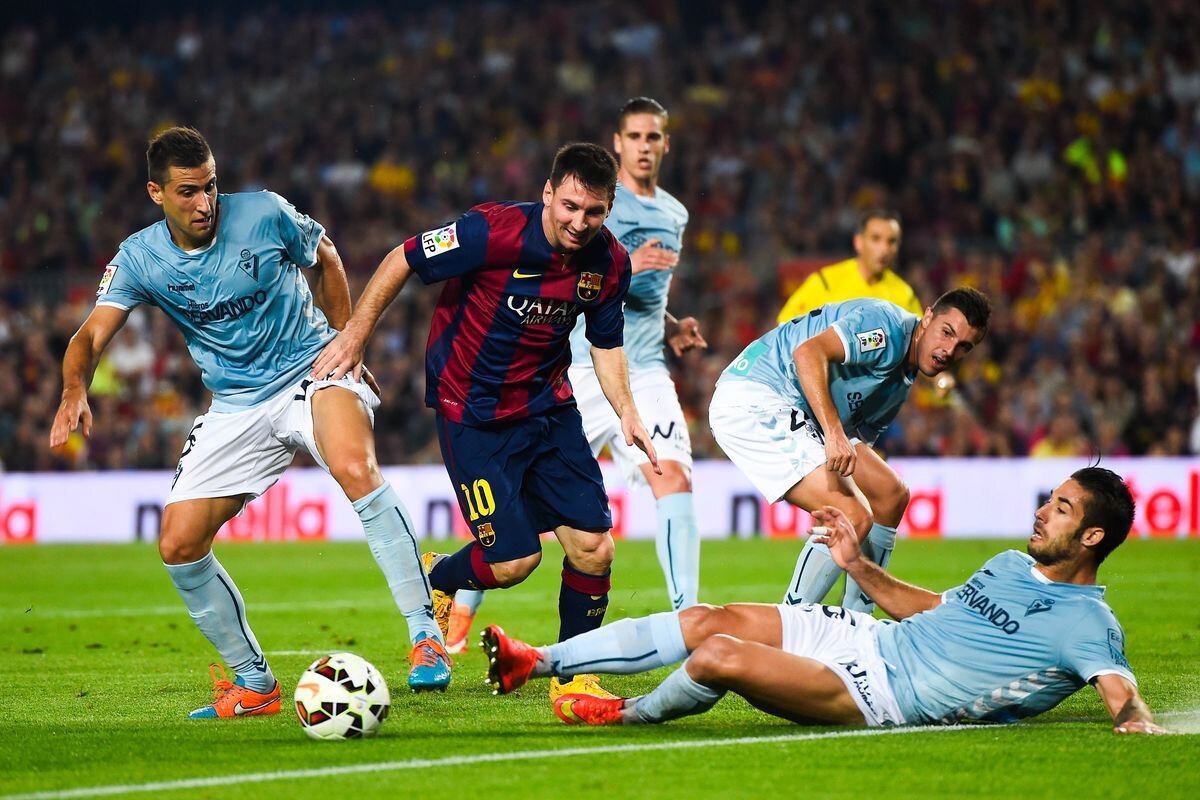 Игрок, ведущий мяч, должен видеть не только сам снаряд, но и ситуацию на поле.