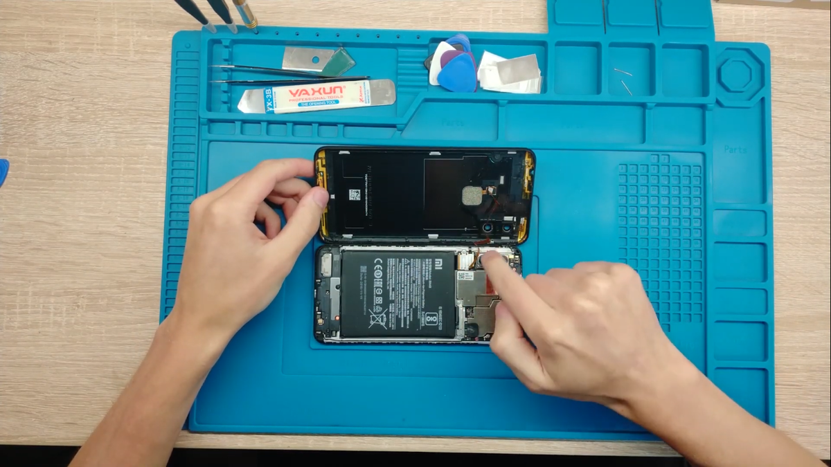 Обратите внимание на шлейф отпечатка пальца, не повредите его