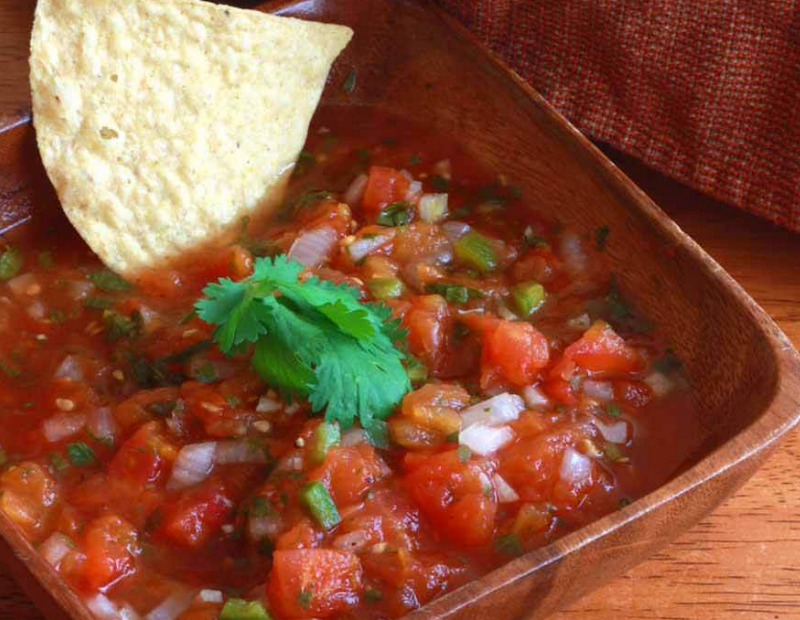 Сальса, поданная к столу.