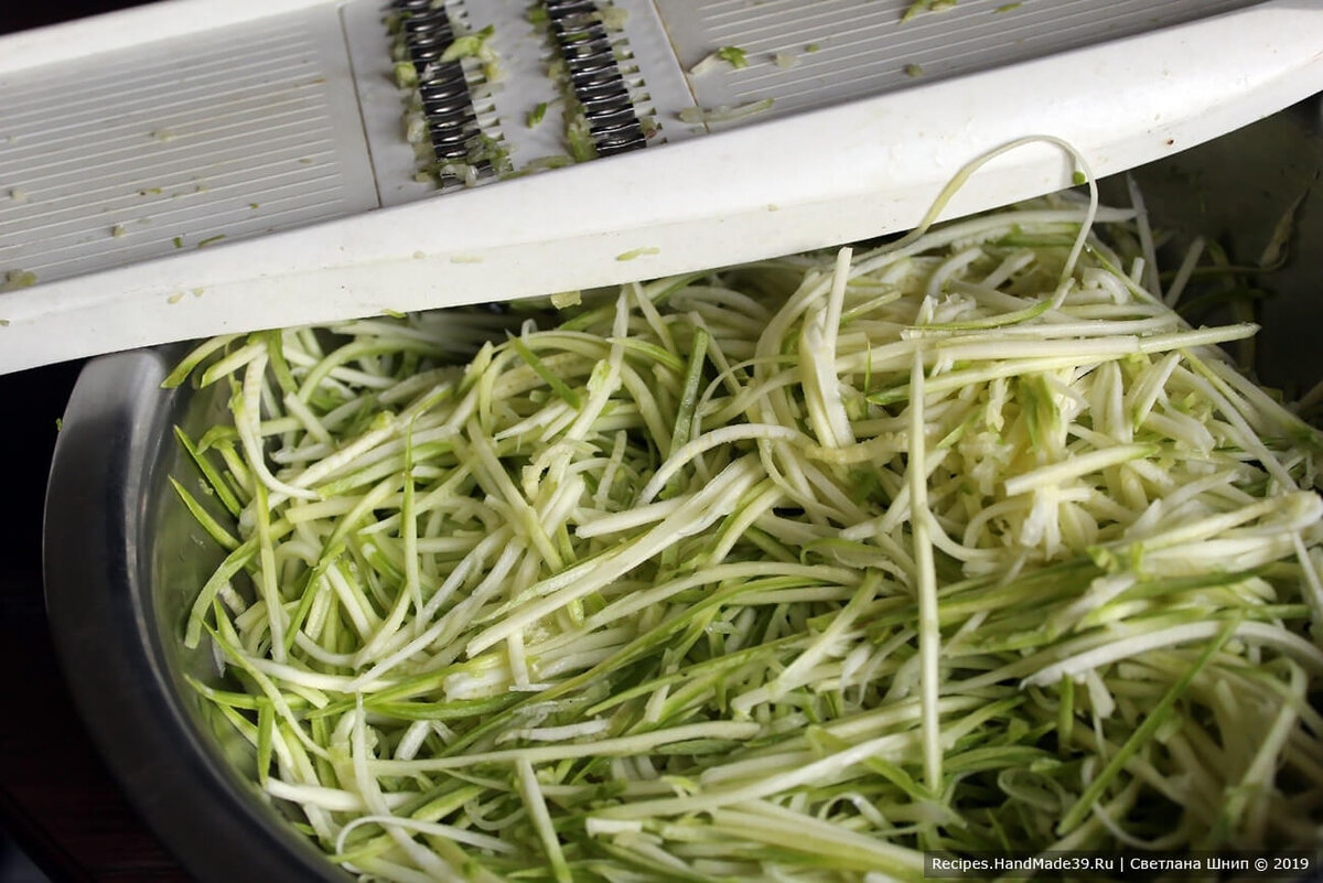 Кабачковая лапша - поможет тёрка для моркови по-корейски