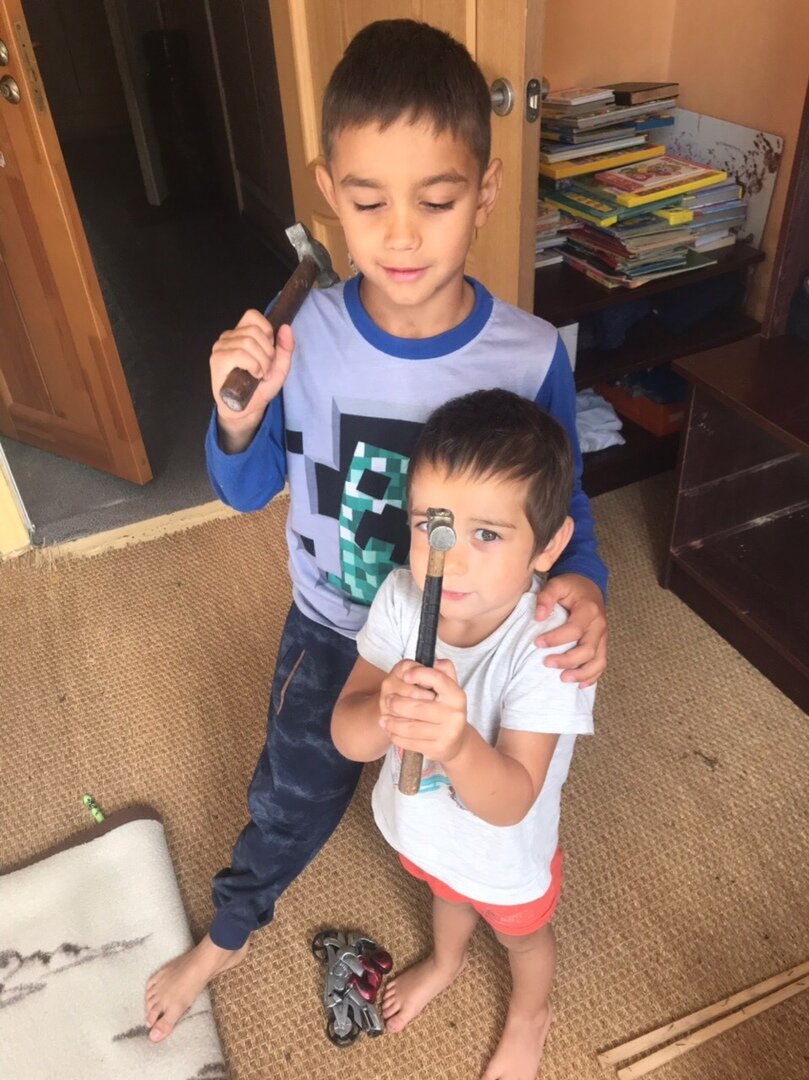 Листайте. На последней фотке мегатонна книг, от которых нужно как-то избавиться, и вот эта белая штука в следах краски, прислонённая к стене, именно её я взяла в качестве полочки в типа-комод.