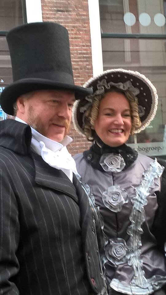 Эта пара позирует перед посетителями, ожидающими в очереди на вход. Из личного архива