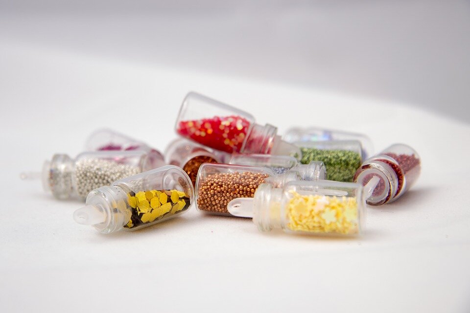 https://cdn.pixabay.com/photo/2016/11/11/11/21/jars-1816460_960_720.jpg 