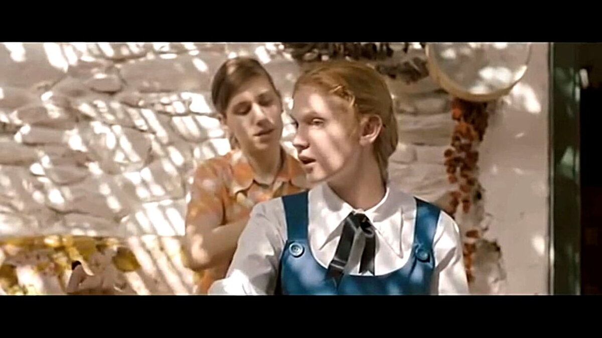 Ханифе заплетает косичку своей младшей сестре Хатидже, "Шепни, если забуду"