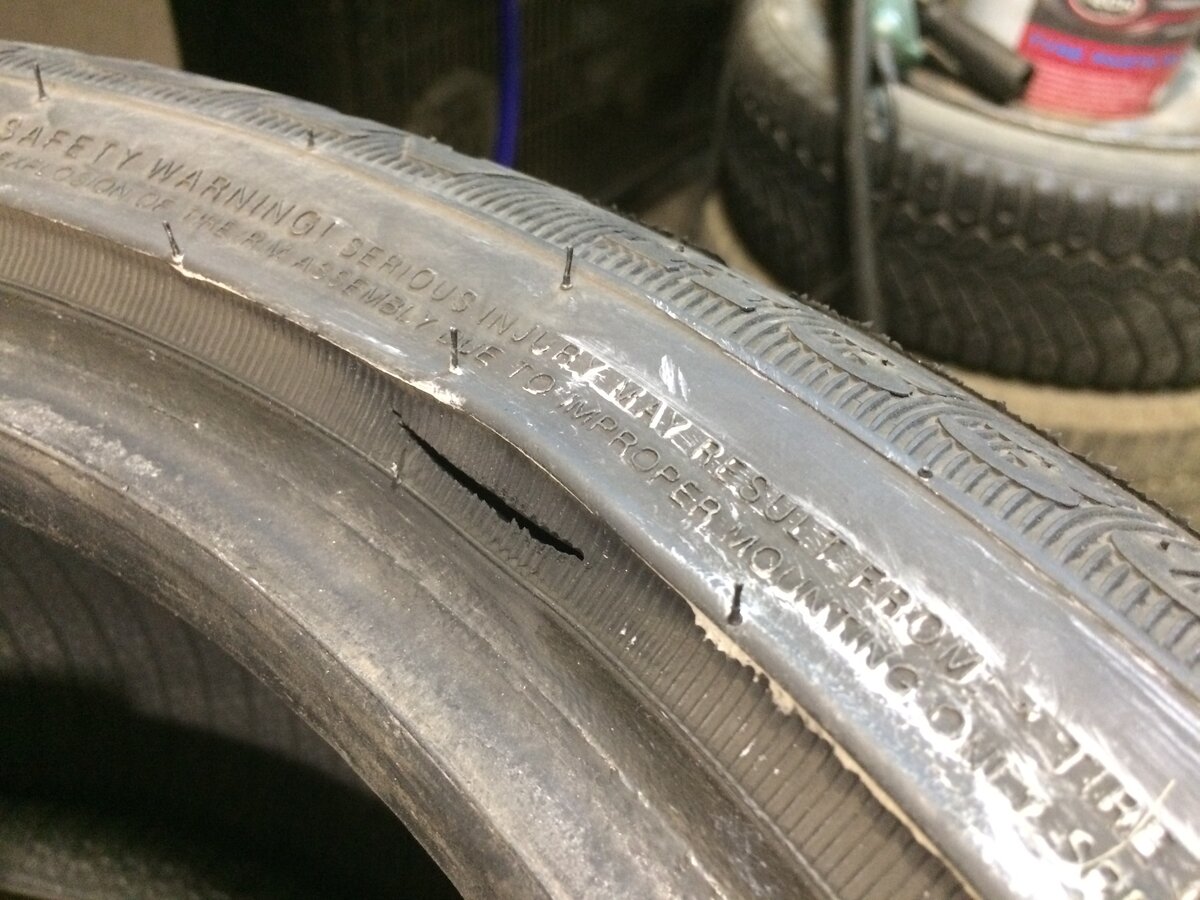 Широкий порез в районе бортового кольца…