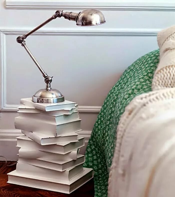 Тут видно, что это не книги, а тумба, стилизованная под стопку книг