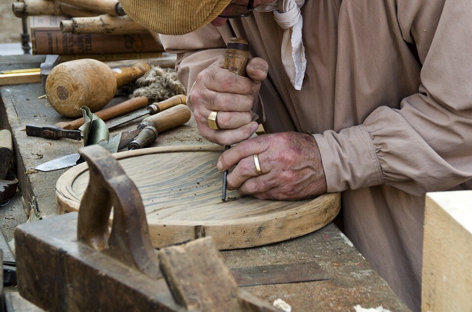 https://pixabay.com/photos/wood-wood-work-carving-wood-3777520/