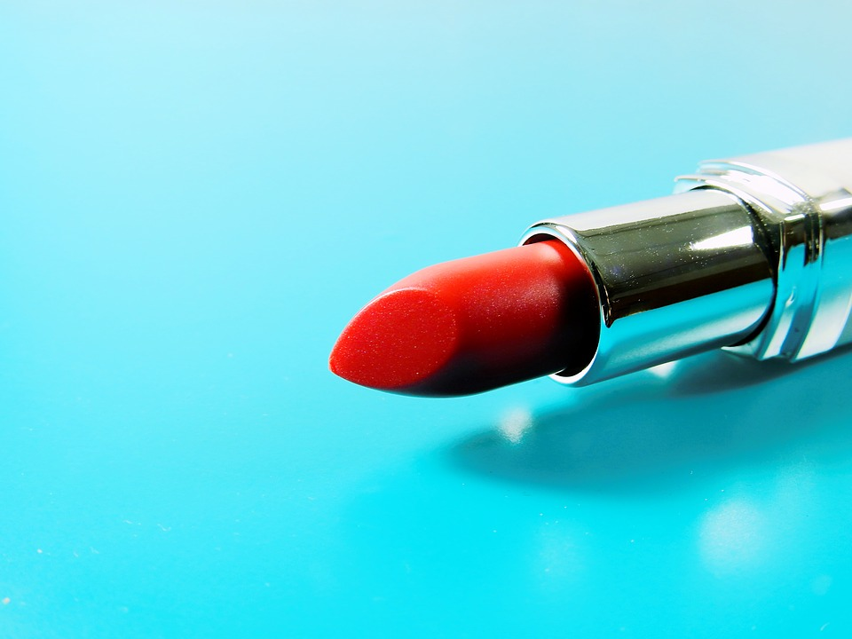 https://cdn.pixabay.com/photo/2017/09/06/20/17/lipstick-2722847_960_720.jpg