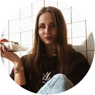 juliakobra
Скажу сразу, мне понравилось! Я редко ем хот-доги (раз в год по завету на заправке или в ИКЕА), но тут произошло что-то невероятное. Начну с того, что хотдожная находится в центре, недалеко от «Галереи». Подкупает интерьер с двумя небольшими залами и окнами с огромными подоконниками. Ещё больше подкупают цены в меню.
⠀
Советую пробовать:
🌭 Винодерей (сочетание винограда с сельдереем ― ох, как я люблю несочетаемые продукты, 290р.,
🌭 Дачный (с овощами гриль), 290р.,
🌭 Дип чиз с бычьими хвостами (подаётся с бульоном фо ― слишком вкусно, чтобы не попробовать), 350р.,
🌭 Хот-дог Сладкий Толик (обязателен к заказу на десерт), 280р.
⠀
Мне не зашло, но подозреваю, что очень оценит мой муж: хот-дог «Раша лимитед эдишн» с картофельным пюре и солёными огурчиками. Ещё мне не зашёл хот-дог Fake Crab с сурими из дорадо и креветок с соусом васаби ― это прямо для совсем сильных любителей остренького. Средний чек: 450 рублей с напитком.