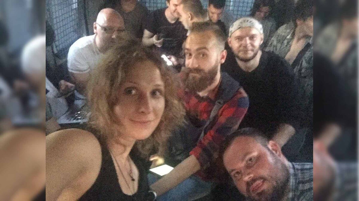 Бедные и угнетенные Росгвардией. Задержанные на митинге в Москве в автозаке.