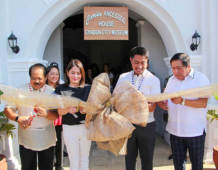 Министр туризма Бернадетт Ромуло-Пуят (2 слева направо); исполнительный директор Национальной исторической комиссии Людовико Бадой (слева); мэр города Кандон Эриксон Сингсон (2 справа); и конгрессмен Эрик Д. Сингсон перерезал церемониальную ленту, означающую официальное открытие Музея города Кандон, бывшего дома предков Кариньо, который является историческим домом семьи первой филиппинской революционерки Доны Марии Хосефы Габриэлы Кариньо Силанга, известного революционера Габриэлы Силанг. Музей расположен в Сан-Антонио, Кандон-Сити, Илокос-Сур. (Фото любезно предоставлено информационным бюро Кандон-Сити) 