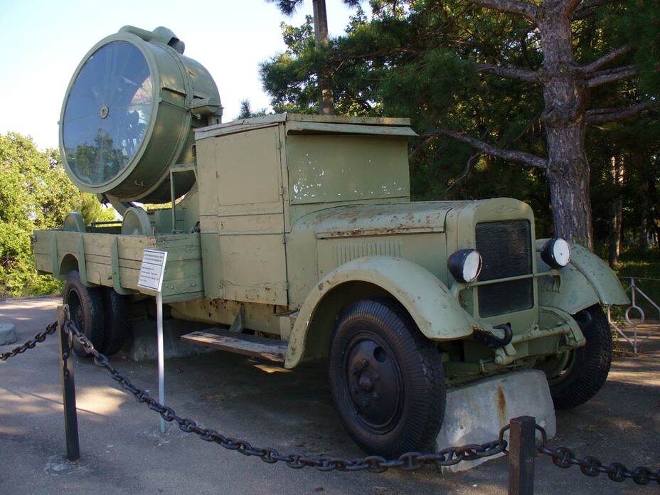 Образец прожекторного грузовика из музея