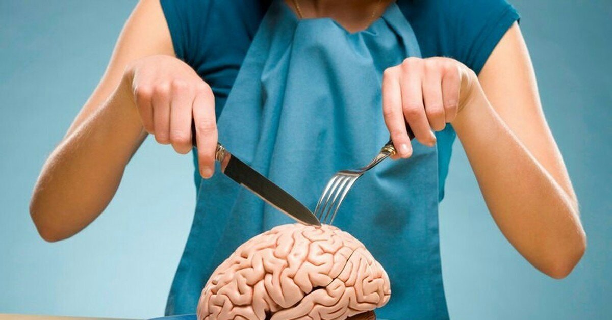  В тот день муж пришел домой, сказал, что нужно поговорить. Сказал прямо – я люблю другую.  
Все банально. Прожила с мужем 8 лет в браке, есть два сына. Жили душа в душу, как мне казалось, было понимание, взаимоуважение, совместные планы на будущее на много лет вперед.  
В тот день муж пришел домой, сказал, что нужно поговорить. Сказал прямо – я люблю другую. Я не буду описывать, что со мной творилось, и как я пережила развод, как объясняла детям, что папа их любит, но будет жить отдельно, подойдя с холодной головой к этому важному этапу моей жизни, взяв себя в руки, я не устраивала истерик. 
По своей натуре – я реалист. Проанализировав нашу совместную жизнь, искала изъяны не в муже, а в себе. И я их нашла, их было немало. 1) Мой рост 172 см. На тот момент, когда муж ушел из семьи, я весила 86,3 кг. 2) Имела посредственный макияж при выходе из дома, а в большинстве случаев его отсутствие вообще. Ведя бытовые дела дома, занимаясь сыновьями (но не работая) я не заметила, как перестала интересоваться делами мужа на работе. 3) Сидя за завтраком или за ужином с мужем я не имела разносторонних тем и не могла поддержать никакой разговор. Зато с подругами, сидя на кухне, либо общаясь по телефону, могли часами вести пустые разговоры. У меня все сводилось к быту, дому и проблемам. С ужасом я поняла, что 6 лет из 8 мы не выезжали никуда и не отдыхали и у нас с мужем не было личного пространства. Смотрясь в зеркало, я видела свою не запущенную, но довольно таки посредственную внешность, я поняла, что муж прав. Я не сумела сохранить семью. 
Я начала действовать. 1) Самое главное, что я сделала: не слушала советы подруг и мамы. Сохранила с бывшим мужем отличные отношения. Он хороший отец и человек, я его уважаю. 2) Устроилась на работу. Сразу платили немного, но нужно было с чего-то начать. 3) Записалась на фитнесс. 4) Раз в две недели – ОБЯЗАТЕЛЬНОЕ ПОСЕЩЕНИЕ САЛОНА КРАСОТЫ. 5) Координально поменяла круг общения. 6) Изменила отношение к себе. Перестала себя жалеть и искать оправдание моих проступков. 
Чего я добилась: на работе за три года меня повысили в должности на две ступени, но это моя не конечная цель. Похудела более, чем на 22 кг. Слежу за собой, за своей внешностью, так как не следила никогда. Общаюсь с полезными, интересными, разносторонними людьми. Увлеклась парашютным спортом и покорила Эверест! Спасибо бывшему мужу, что сидит, присматривает и помогает с детьми. 
Девчата, нет ничего невозможного. Развод – это начало новой жизни. Нельзя опускать руки, нельзя! Дерзайте!
