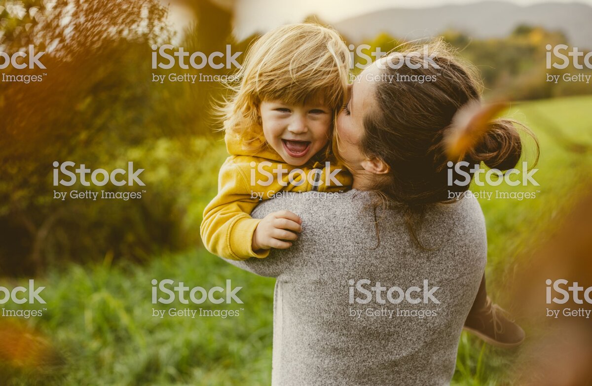 https://www.istockphoto.com/ru/%D1%84%D0%BE%D1%82%D0%BE/toddler-playing-with-mother-gm1060042860-283350593