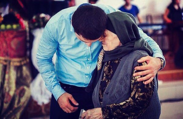 Мама...Какая теплота от этой фотографии...