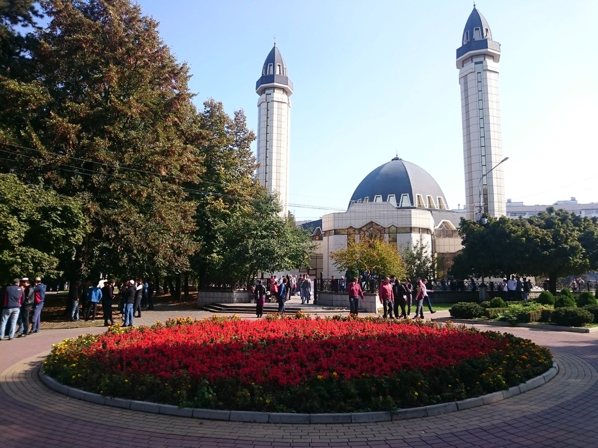 Кабардино балкария вероисповедание. Центральная мечеть Нальчик. Соборная мечеть КБР. Кабардино-Балкария столица Нальчик. Столица КБР Нальчик.