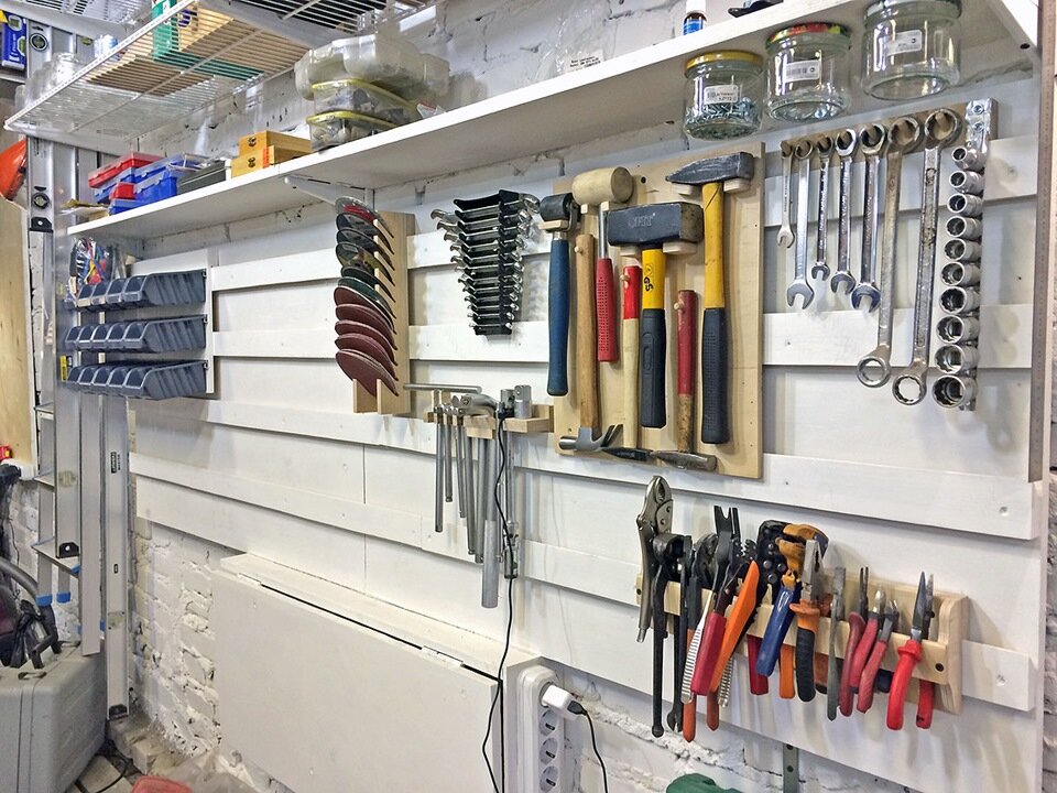 Магазин навести. Место хранения инструмента. Система хранения для гаража. Хранение инструмента в мастерской. Раскладка инструмента в гараже.