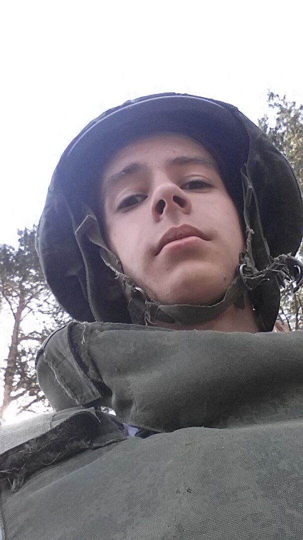На пятидневных военных сборах в 10 классе нам уже показали, что есть армия. После этого туда особенно не хотелось!