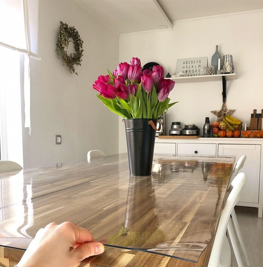 Гибкое стекло 2 мм на кухонном столе