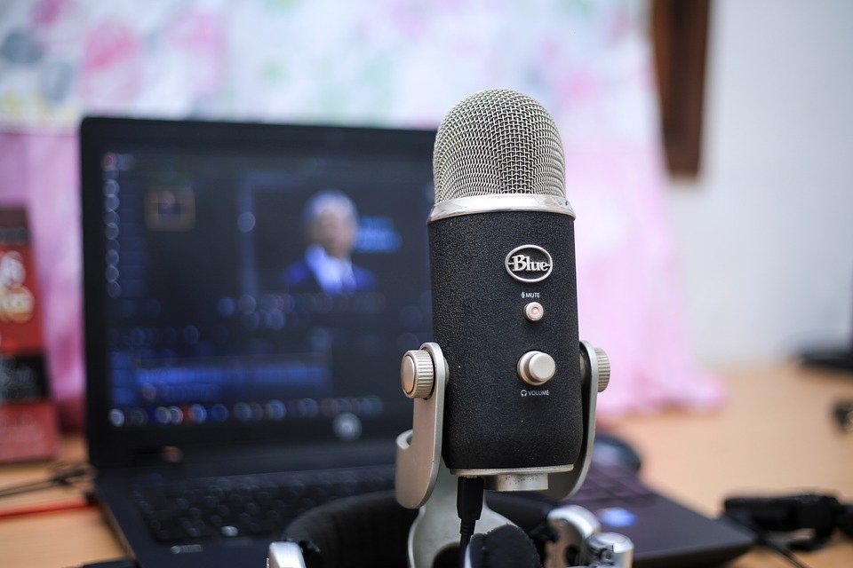 https://cdn.pixabay.com/photo/2017/12/27/06/01/technology-3042044_960_720.jpg