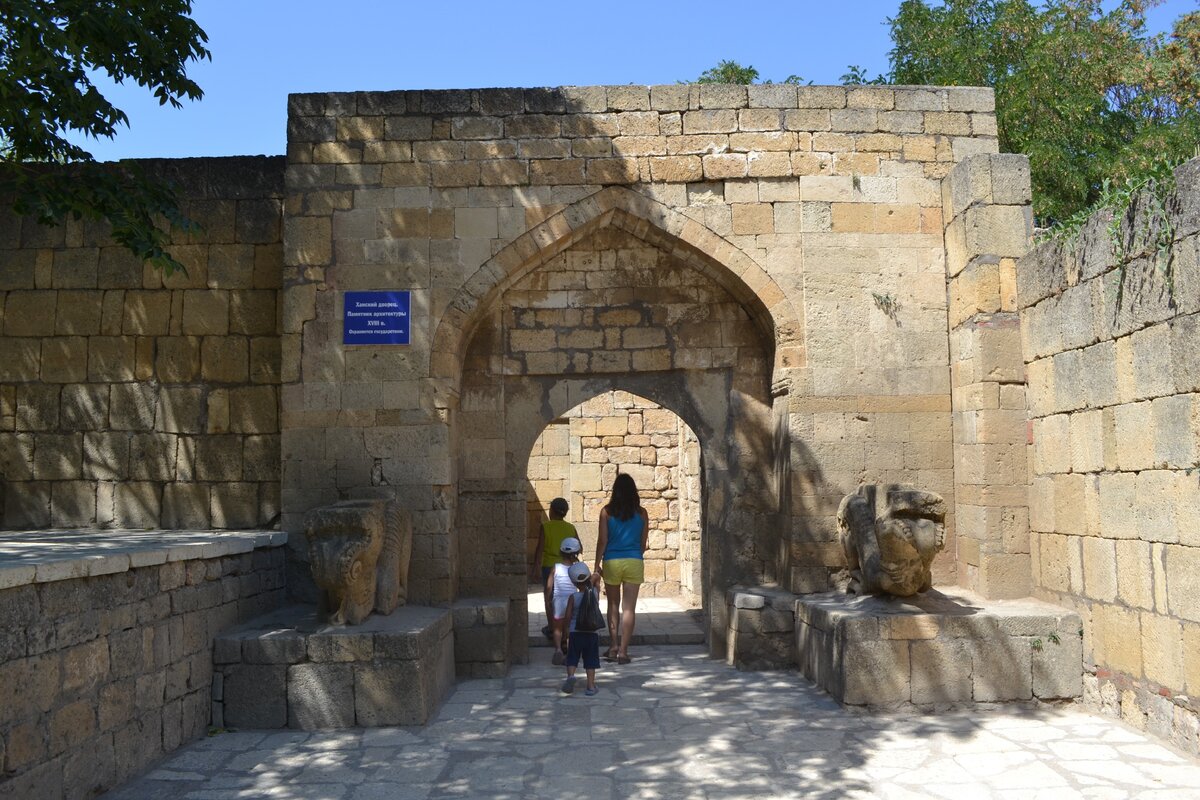 дербент цивилизация. дербентская крепость внутри. в. цитадель нарын-кала дербент. дербент древний город россии.