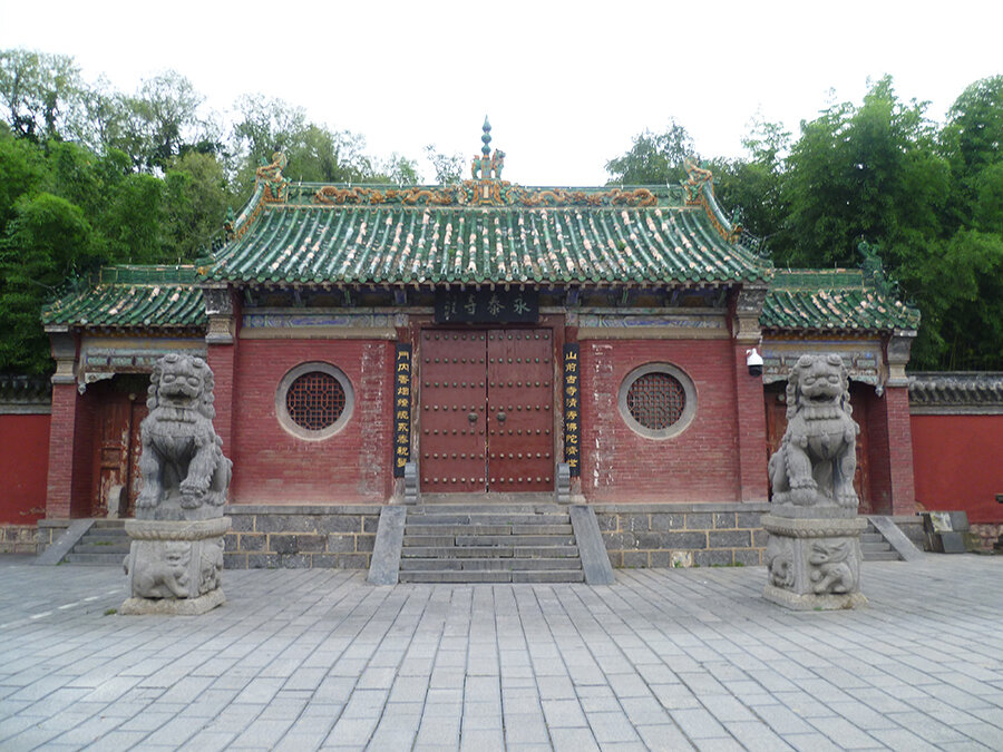 Ворота женского буддийского монастыря Юнтай смотрят в сторону Шаолиня. Эти две духовные школы возникли примерно в одно время и расположены недалеко друг от друга.