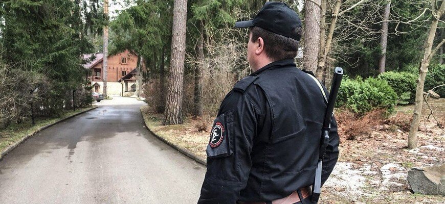 Для службы безопасности загородный дом – это комплексный объект, который включает не только жилье, но и прилегающую территорию, дворовые постройки, внешний периметр. Поэтому основные задачи ЧОПа при охране отдельного частного коттеджа включают: