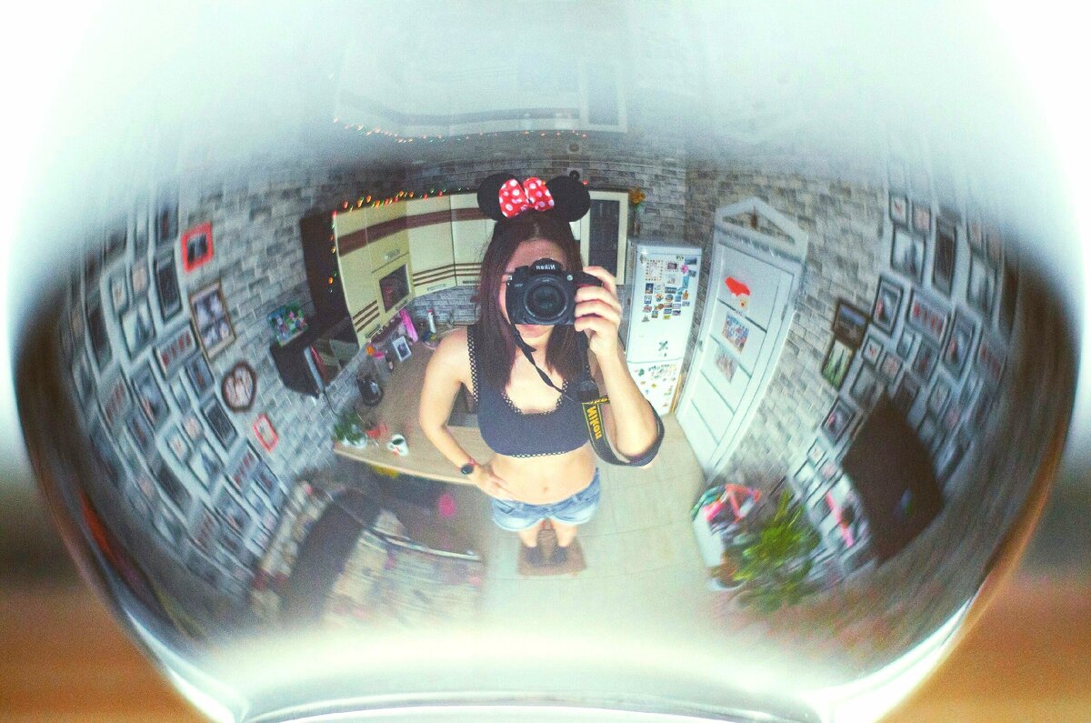 А почему бы не сфотать своё отражение в плафоне?)) привет, это я!) 