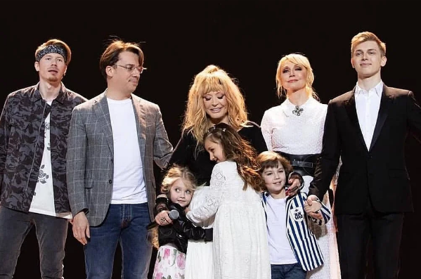 Слева - внук Никита, Аллу Пугачеву обнимают дети и внучка. Фото с концерта Примадонны